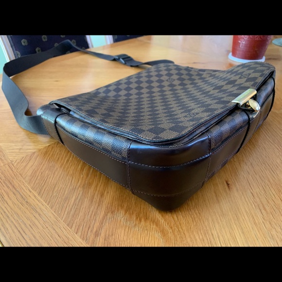 Authentic.LOUIS VUITTON Damier Ebene Bastille bag